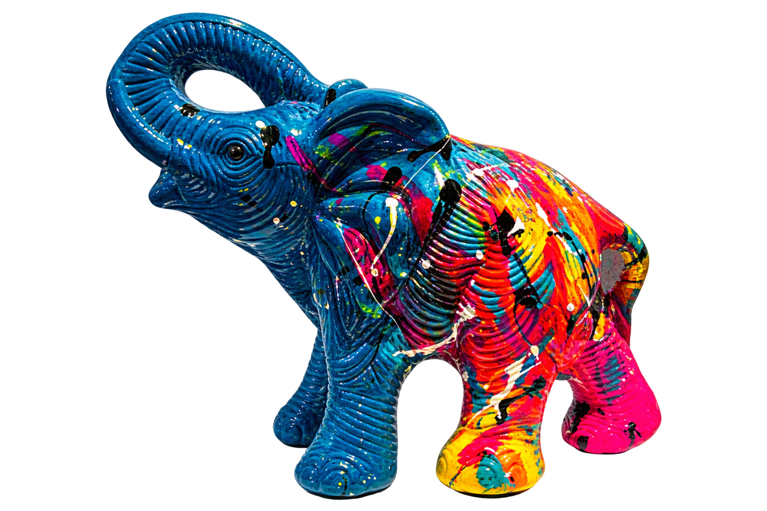 Elefante grande sobre pedestal en sala de exposición
